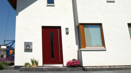 rote Eingangstür für die Doppelhaushälfte