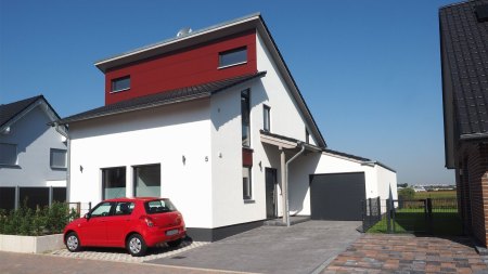 Neubau mit überdachtem Eingangsbereich und Garage