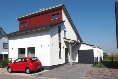 Neubau mit überdachtem Eingangsbereich und Garage