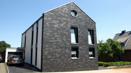 Hohes Einfamilienhaus mit dunkler Klinkerfassade