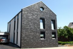 Hohes Einfamilienhaus mit dunkler Klinkerfassade