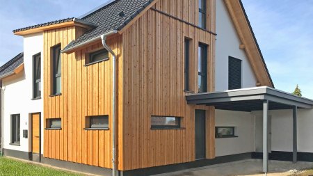 Holzhaus mit Carport