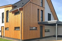 Holzhaus mit Carport