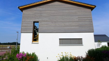 Effizienzhaus 70 Seitenansicht mit langem Fenster