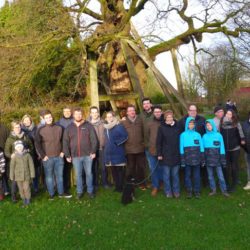 Erwachsene und Kinder stehen zusammen für ein Gruppenbild.