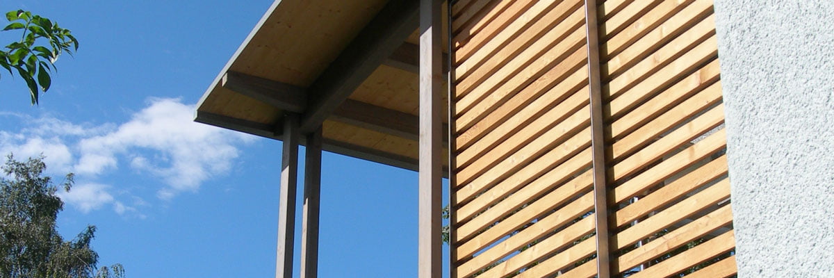 Detailaufnahme eines schwebenden Trenners aus Holz.