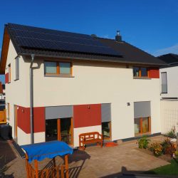 Einfamilienhaus Effi 55 in Neukirchen mit einem großen Garten und einer großer Terrasse.