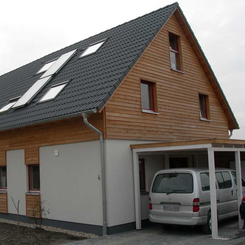 Seitenansicht mit Carport der Doppelhaushälfte.