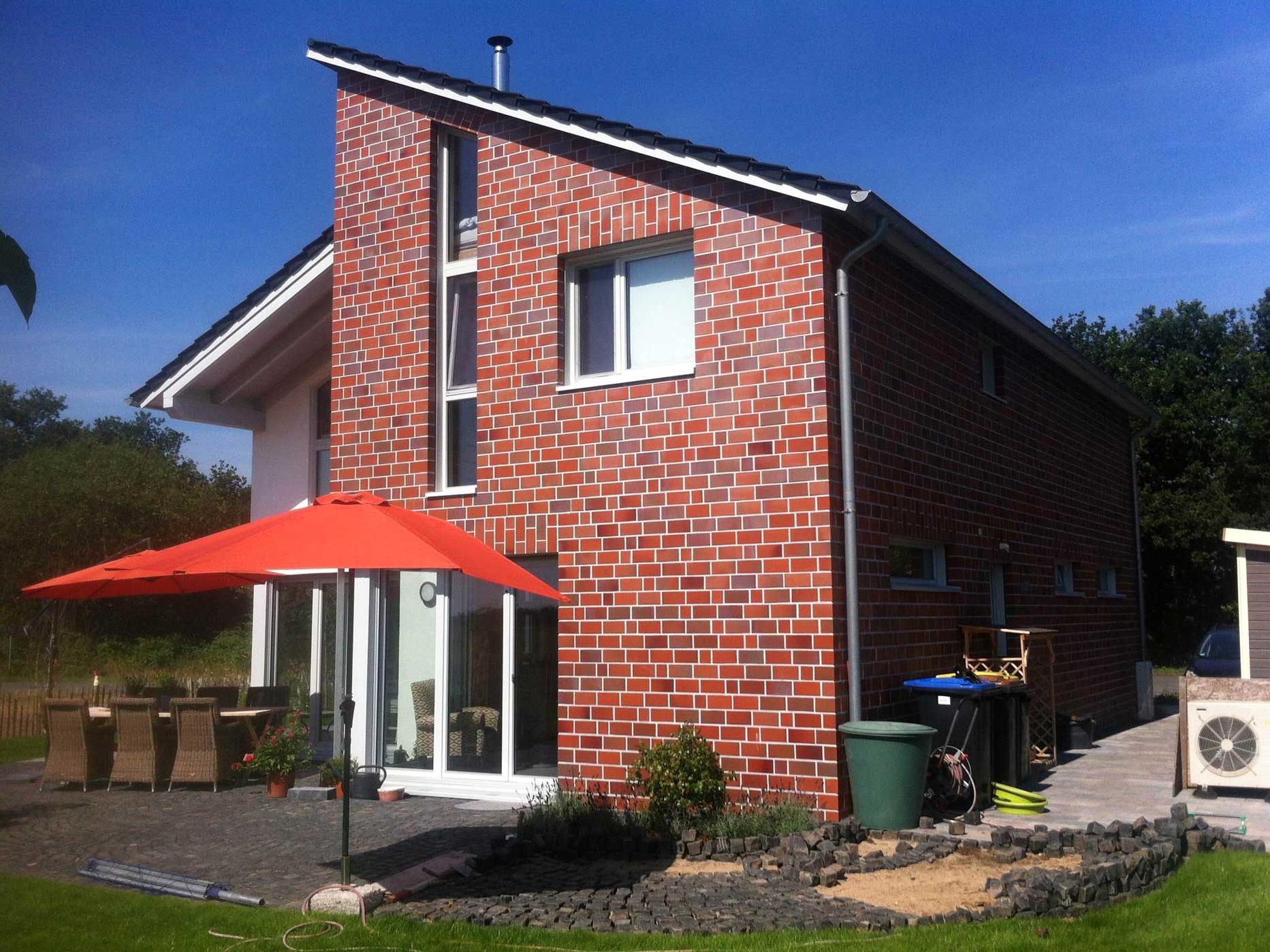 Ein Einfamilienhaus in den Alpen am Niederrhein von Wohnbehagen mit unterschiedlichen Fassaden.