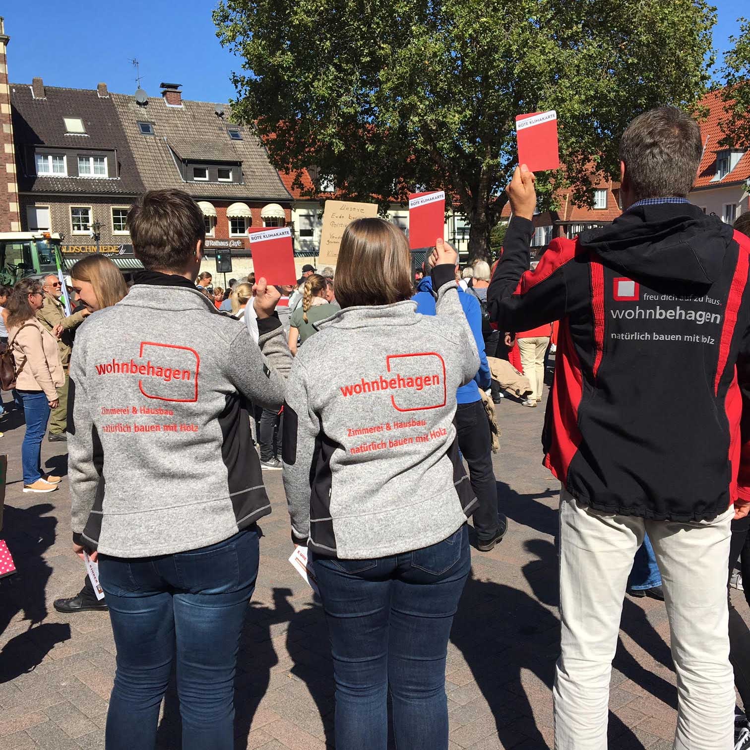 Mitarbeiter von wohnbehagen demonstrieren bei der Fridays for Future.