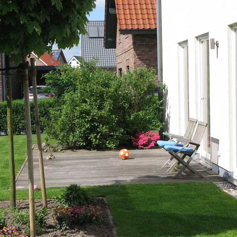 Eine Terrasse mit zwei Gartenstühlen des Einfamilienhauses KFW 60 von Wohnbehagen.