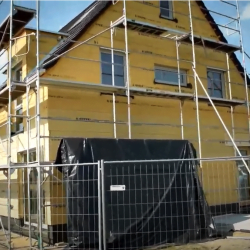 Sicht auf eine Baustelle; die Holzverkleidung am Haus fehlt noch.