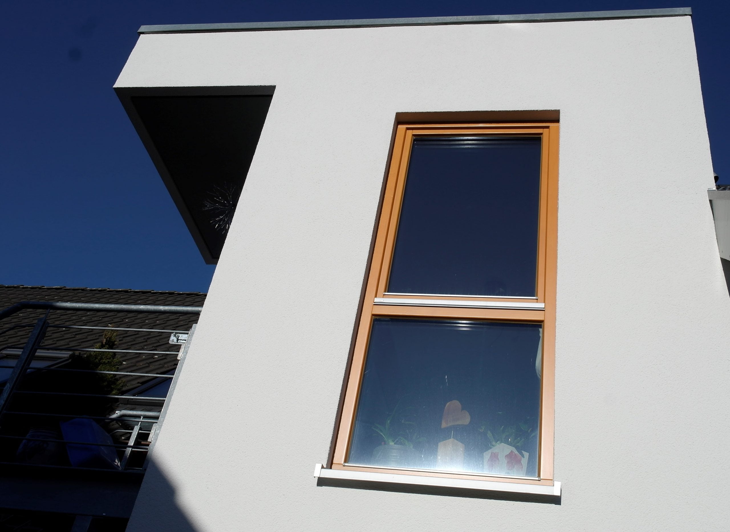 Nahaufnahme von einem zugeschnittenen Fenster in dem Anbau an ein Familienhaus von Wohnbehagen.