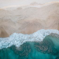 Ansicht von oben auf Meeresbrandung am Strand