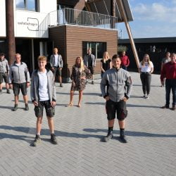 Das Team von wohnbehagen steht draußen vor dem Bürogebäude.