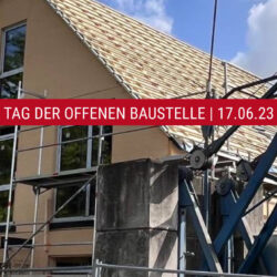 Sicht auf eine Baustelle mit Haus mit Baukran