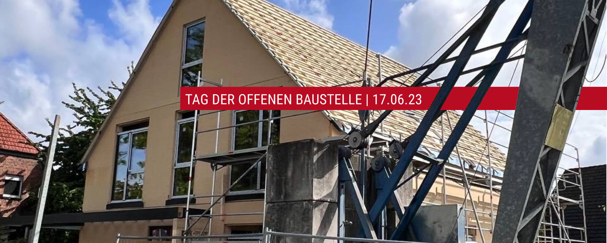 Sicht auf eine Baustelle mit Haus mit Baukran